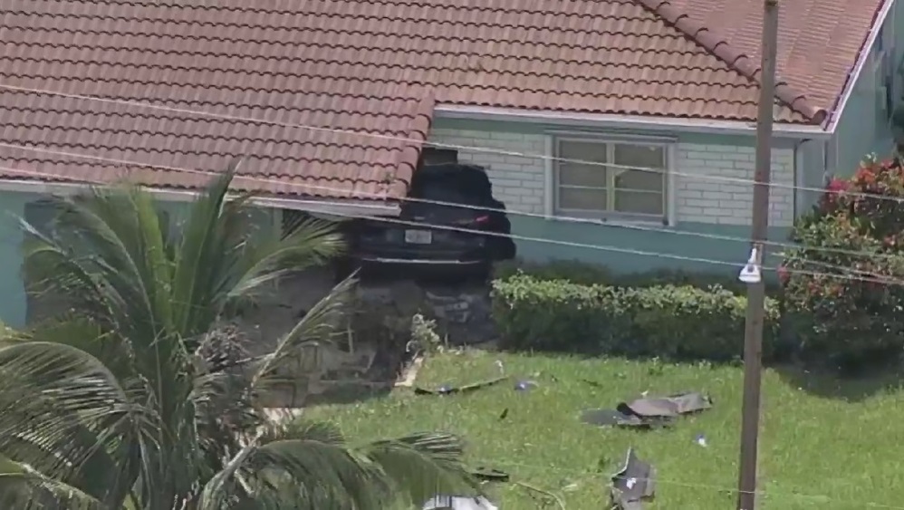 Vehículo impacta a una vivienda tras quedarse sin frenos en Hialeah1