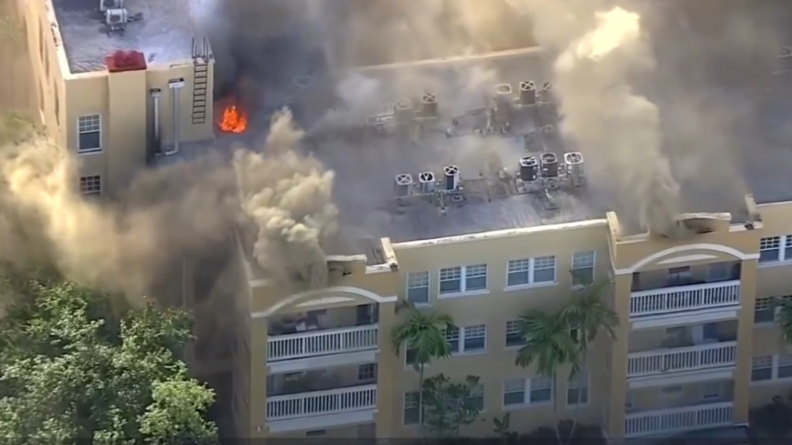 Voraz incendio en edificio residencial en Miami Bomberos intentan rescatar a las víctimas