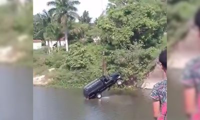 Cae auto fúnebre al río de Damojí