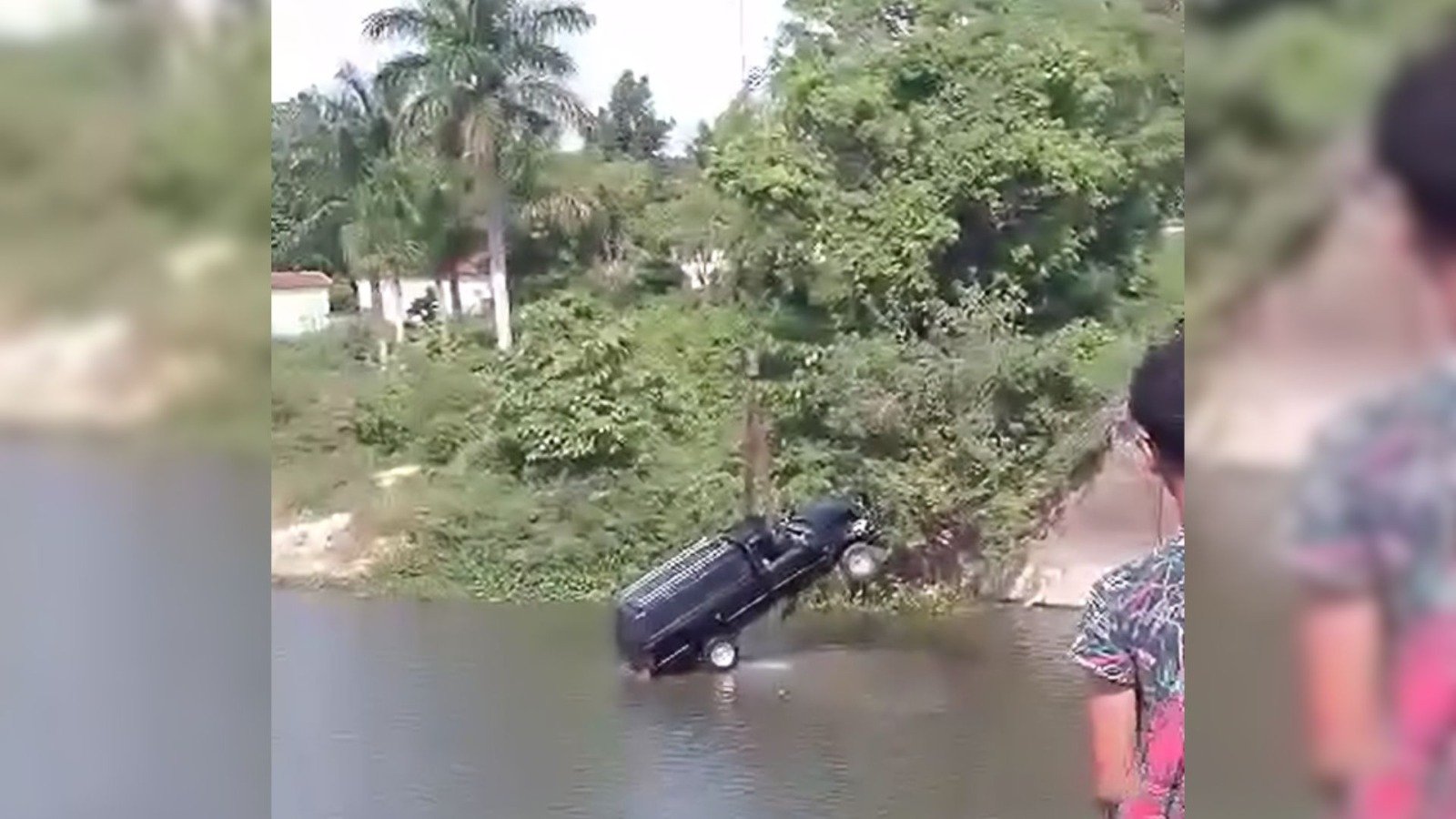 Cae auto fúnebre al río de Damojí