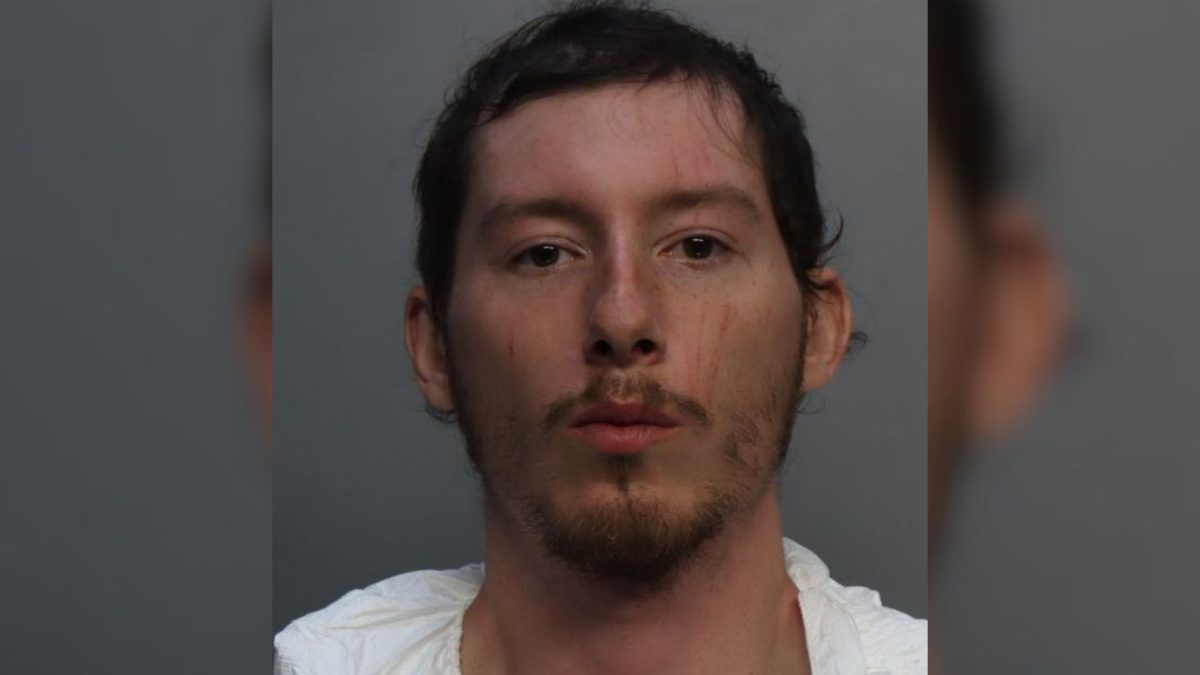 Joven detenido por agredir a una mujer en el Aeropuerto Internacional de Miami