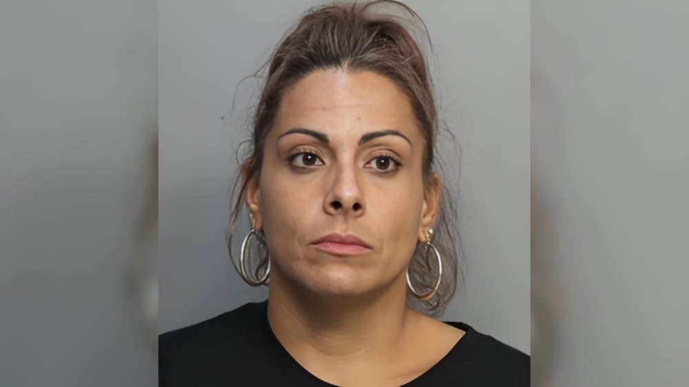 Mujer sospechosa del robo de un vehículo tras un día de playa con la víctima en Miami (1)