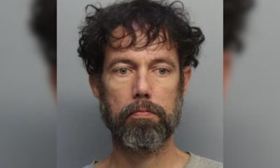 Cubano arrestado por agredir a un anciano que alimentaba pollos en Hialeah