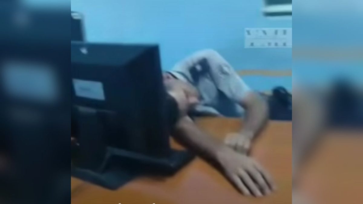 Graban a policía de Santiago de Cuba mientras dormía en su turno laboral