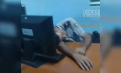 Graban a policía de Santiago de Cuba mientras dormía en su turno laboral