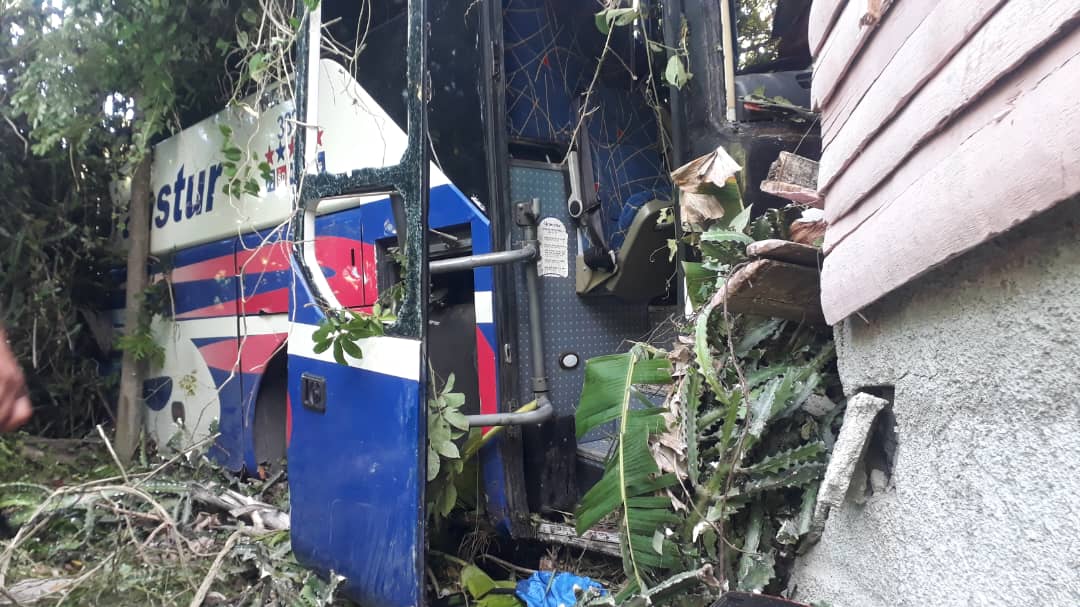 Guagua de Transtur colisiona con camión en el municipio de Palma Soriano