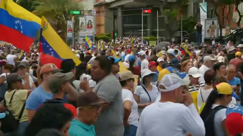 Miles de personas protestan en diferentes ciudades de Venezuela contra la reelección de Nicolas Maduro