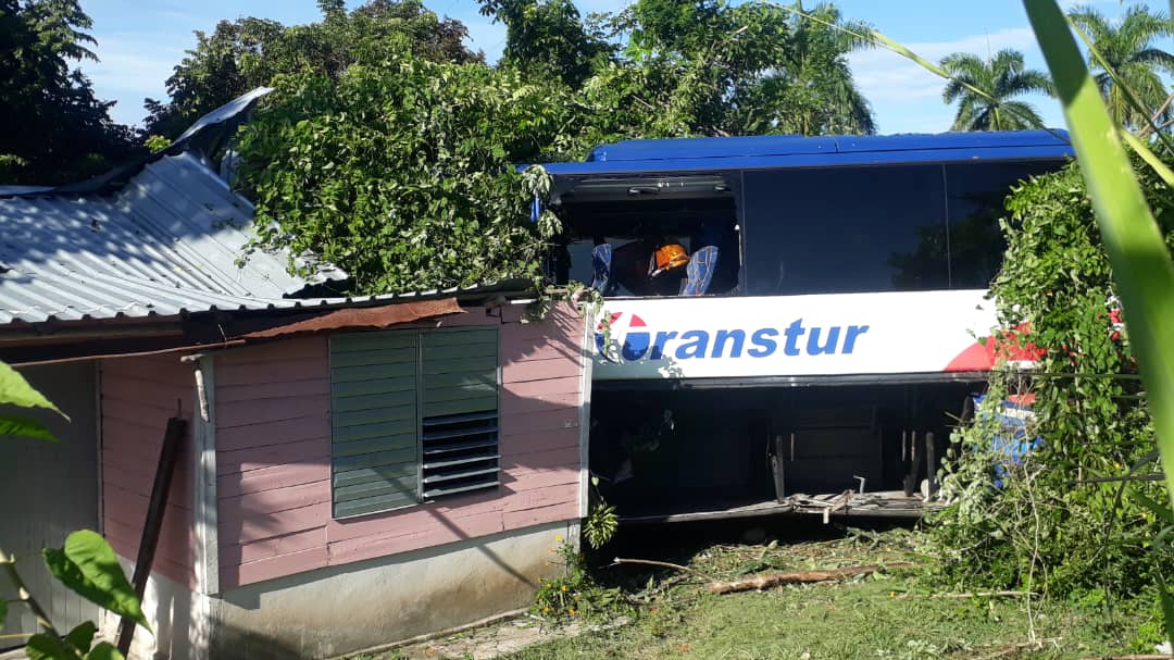 Revelan cómo rescataron al conductor del ómnibus accidentado en Santiago de Cuba