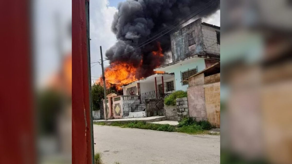 Voraz incendio destruye por completo una vivienda en Mantilla
