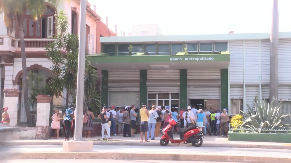 Banco Metropolitano retiene más 3.000 euros a cubana que los depositó para una visa a España