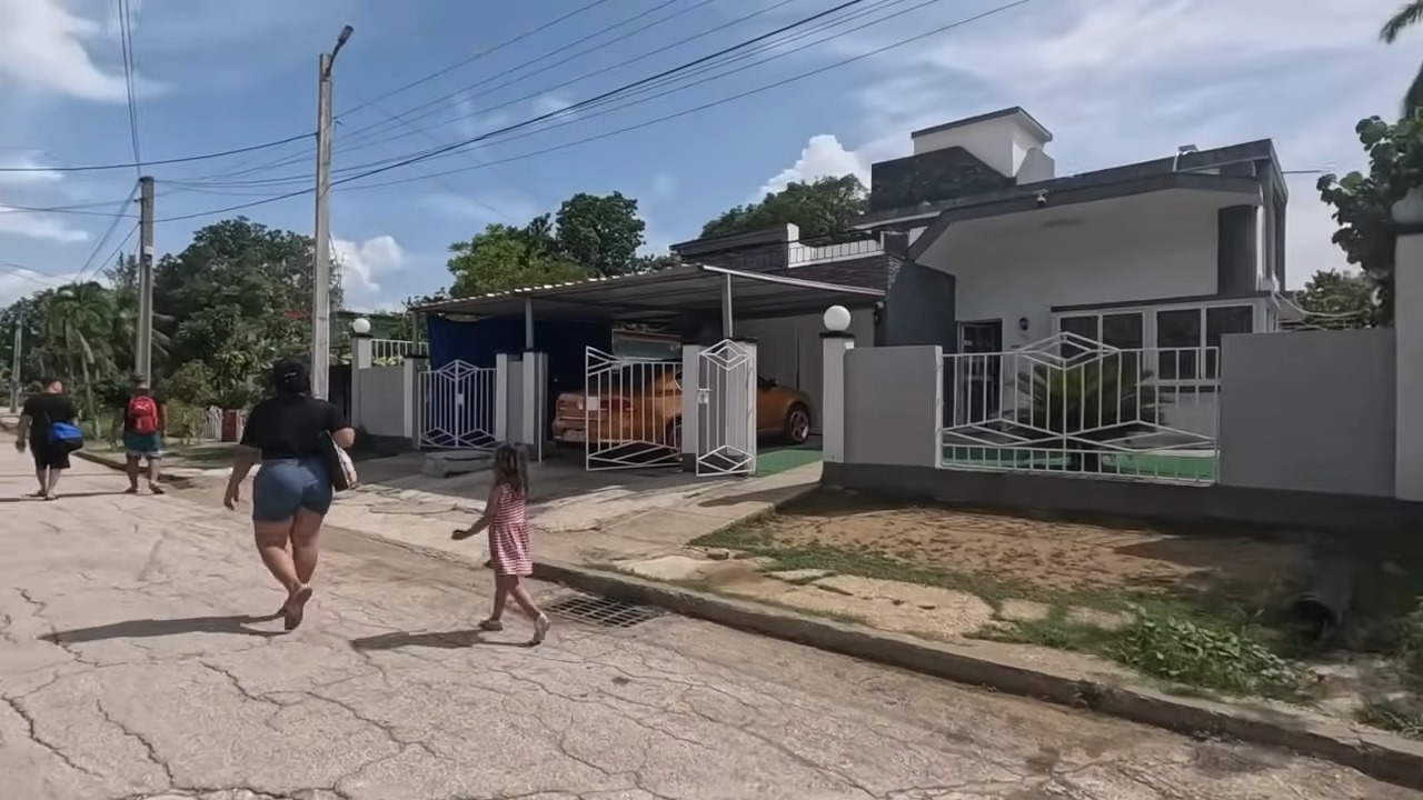 Muestran casa del millonario pelotero Alfredo Despaigne en el barrio más lujoso de Bayamo