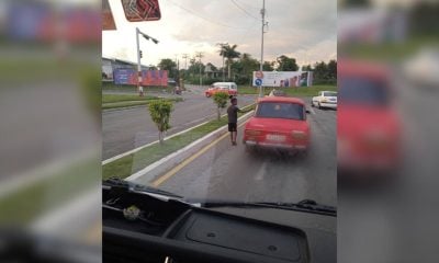 Niños piden limosna a las afueras del Aeropuerto Internacional de La Habana