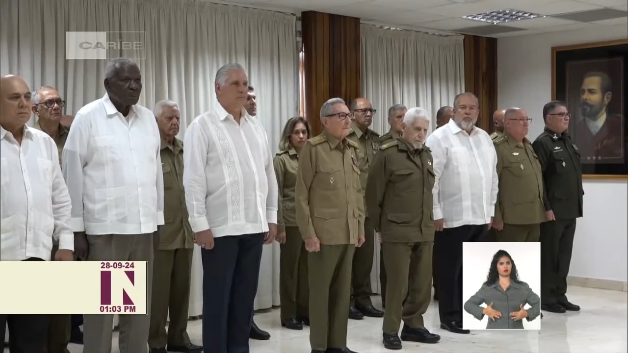 Raúl Castro asiste al funeral del general Espinosa Martín