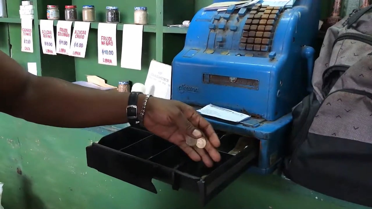 Sancionan con 10 años de prisión a administrador de bodega cubana por malversar 200.000 CUP