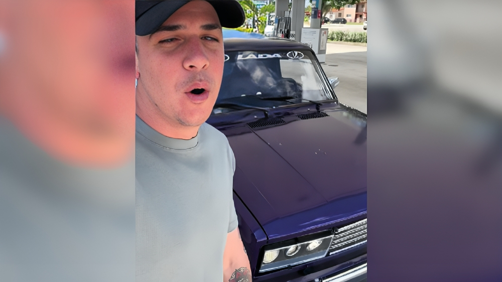 Vehículo Lada en buen estado es visto circulando en las calles de Hialeah