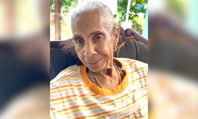 Abuela del reguetonero cubano El Taiger asiste a misa en la iglesia de San Lázaro en Santiago de Las Vegas