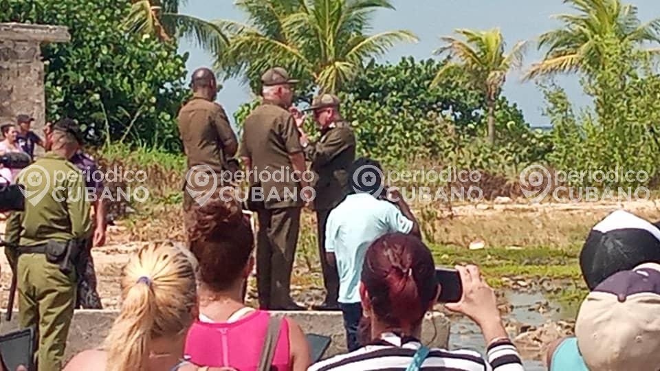 Ballena bufeo encalla en Playa Baracoa y los cubanos salen a su encuentro 2 (1)