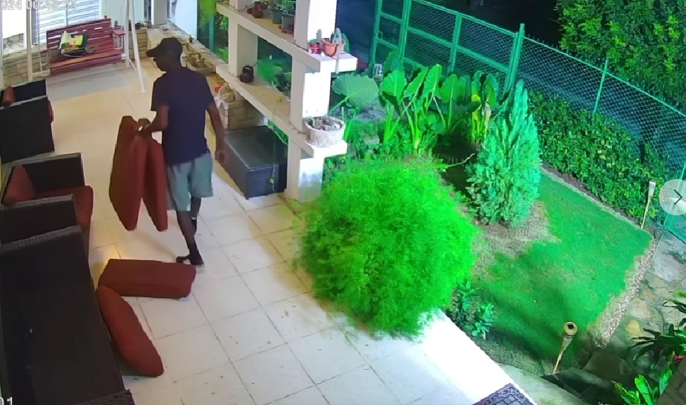 Cámara de seguridad capta a un ladrón de cojines en La Habana (13)
