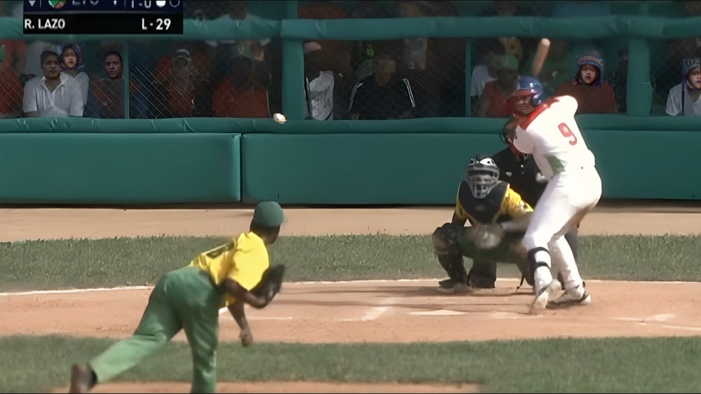 Cuba inicia con escándalo en la Copa del Caribe: Pelotero es sorprendido haciendo trampa