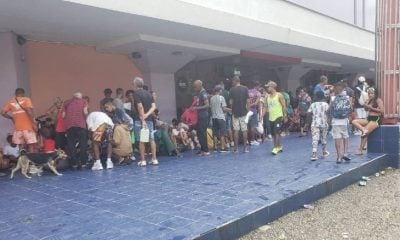 Cubanos aglomerados en Carlos III para cargar sus celulares durante apagón masivo