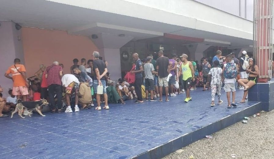 Cubanos aglomerados en Carlos III para cargar sus celulares durante apagón masivo