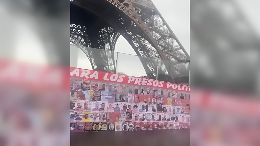 Cubanos alzan la voz en la Torre Eiffel para exigir libertad de presos políticos en la Isla (1)
