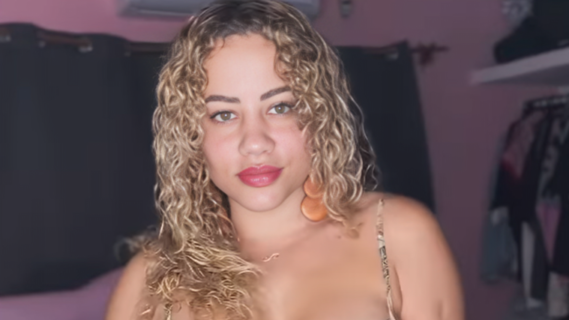 n medio de críticas por disfrutar de un hotel caro en La Habana, la influencer cubana Flor de Cuba responde y asegura que su vida actual es merecida por su esfuerzo.