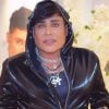 El cantante Eduardo Antonio se sorprende con un anillo de zafiro y brillantes obsequiado por un fan cubano