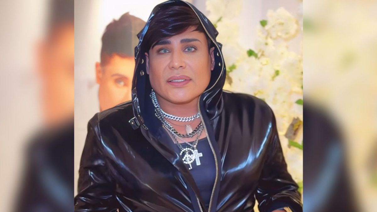 El cantante Eduardo Antonio se sorprende con un anillo de zafiro y brillantes obsequiado por un fan cubano