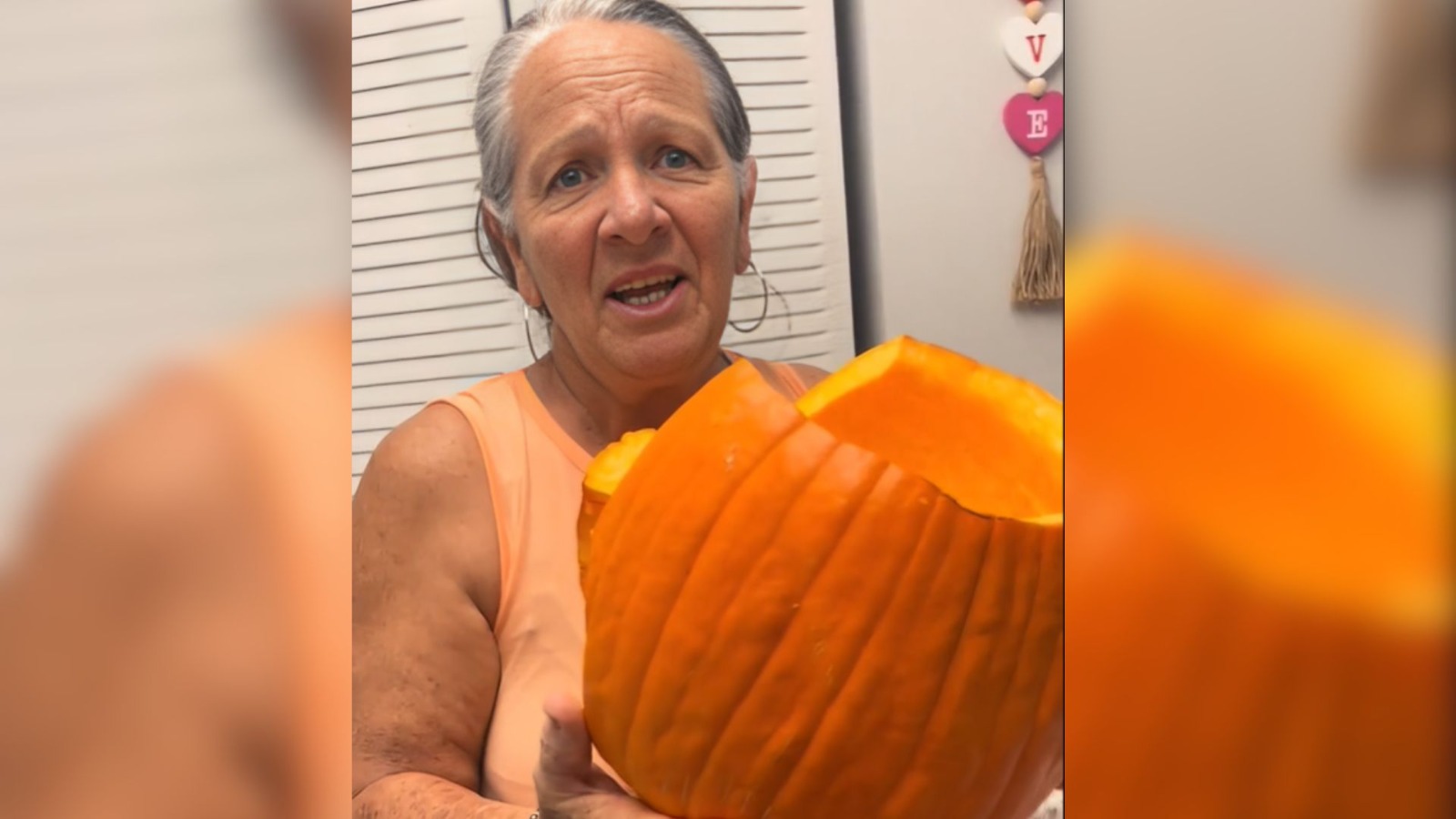 Migrante cubana emociona a miles al cocinar calabaza tras sesión de Halloween