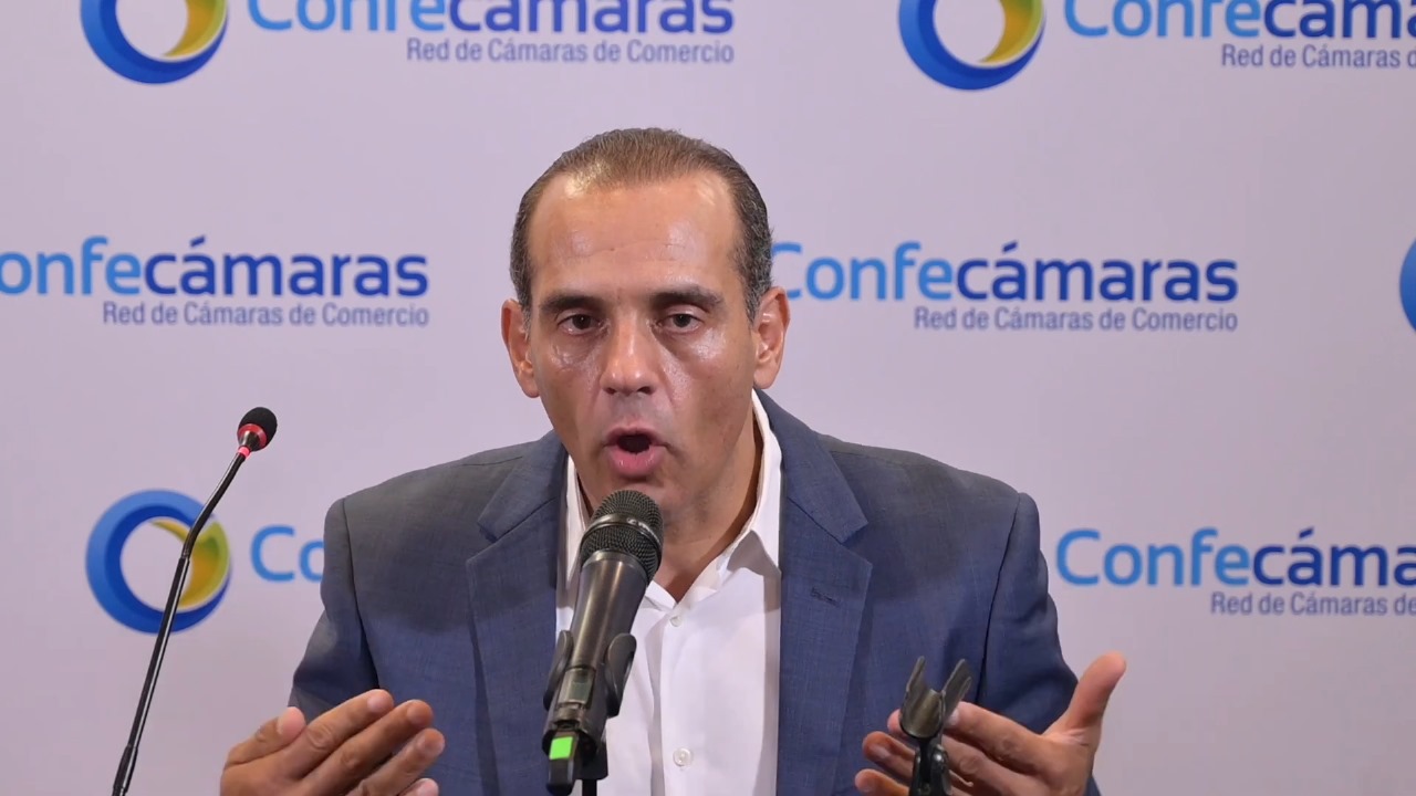 Exfuncionario demócrata desata controversia sobre inmigración cubana: “les regalan la Green card”