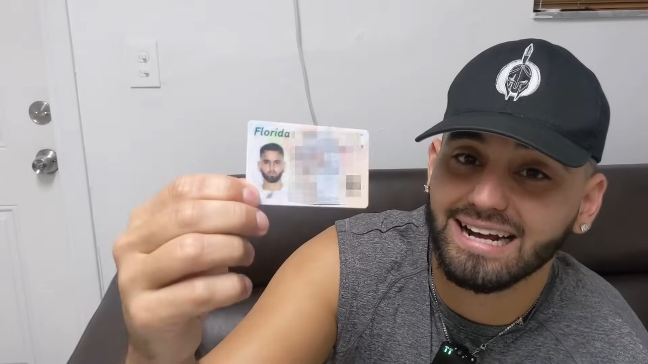 Migrante cubano muestra cómo obtuvo la licencia de conducir en Miami