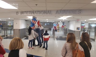 Emotivo reencuentro: Cubana se reúne con sus padres en EEUU tras 10 años de espera