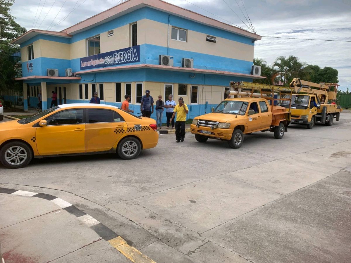 Linieros son llevados a La Habana para restablecer la electricidad tras el huracán Oscar