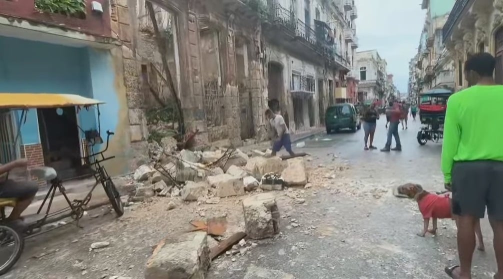 Más de 460 derrumbes en La Habana tras el impacto del huracán Rafael (2)