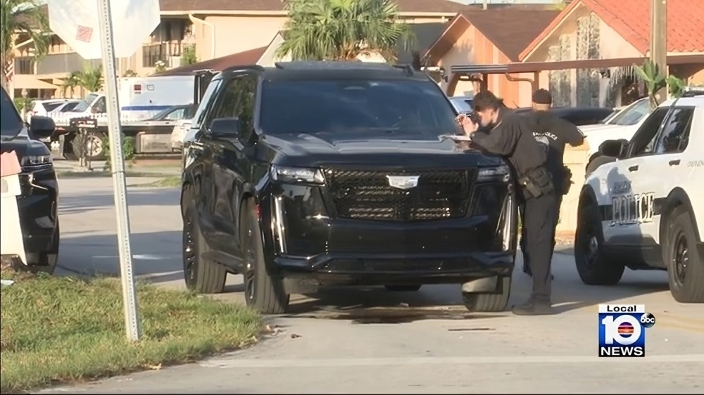 Arrestan a dos sospechosos por el robo de una camioneta en Hialeah (10)