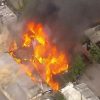 Bomberos combaten intenso incendio en un parque de casas móviles en Miami-Dade