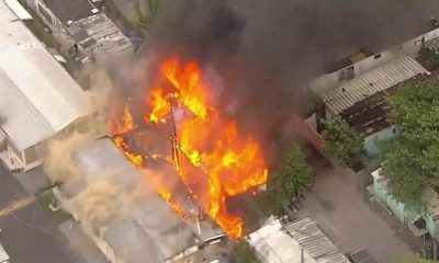 Bomberos combaten intenso incendio en un parque de casas móviles en Miami-Dade