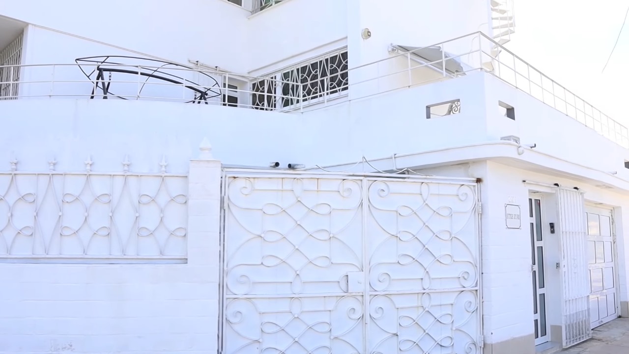 Casa cerca de La Tropical con tres pisos, cinco cuartos y seis baños se vende por 250 mil dólares