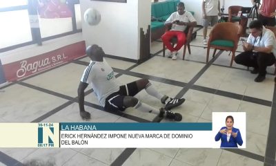 Erick Hernández bate otro récord mundial de dominio de balón solo con la cabeza