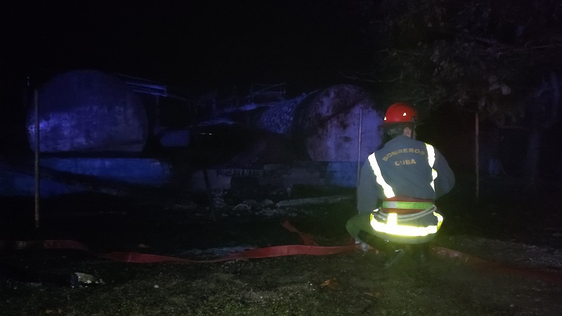 Explosión desata incendio de grandes proporciones en fábrica de Sancti Spíritus