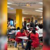 Jóvenes cubanos bailan al ritmo de reparto en una secundaria de Louisville