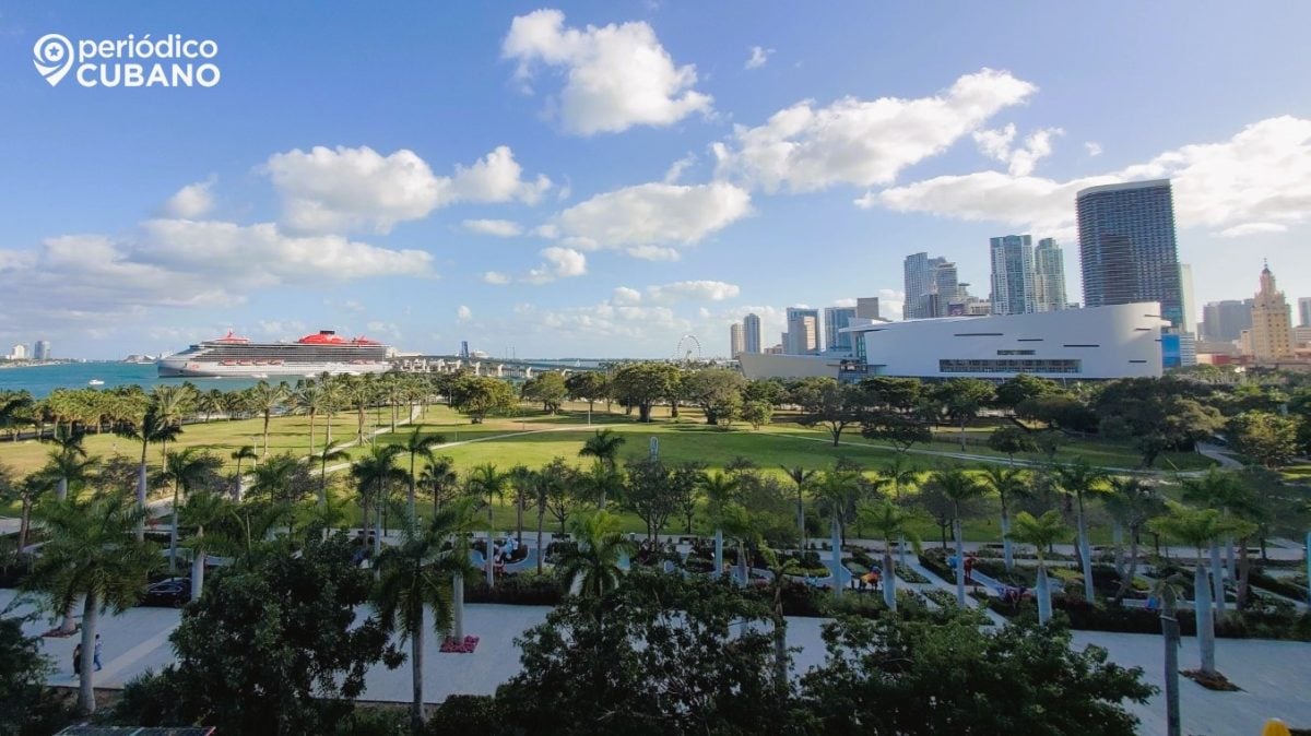 La ciudad es la sede del condado de Miami-Dade y constituye el núcleo principal y más poblado del área metropolitana.