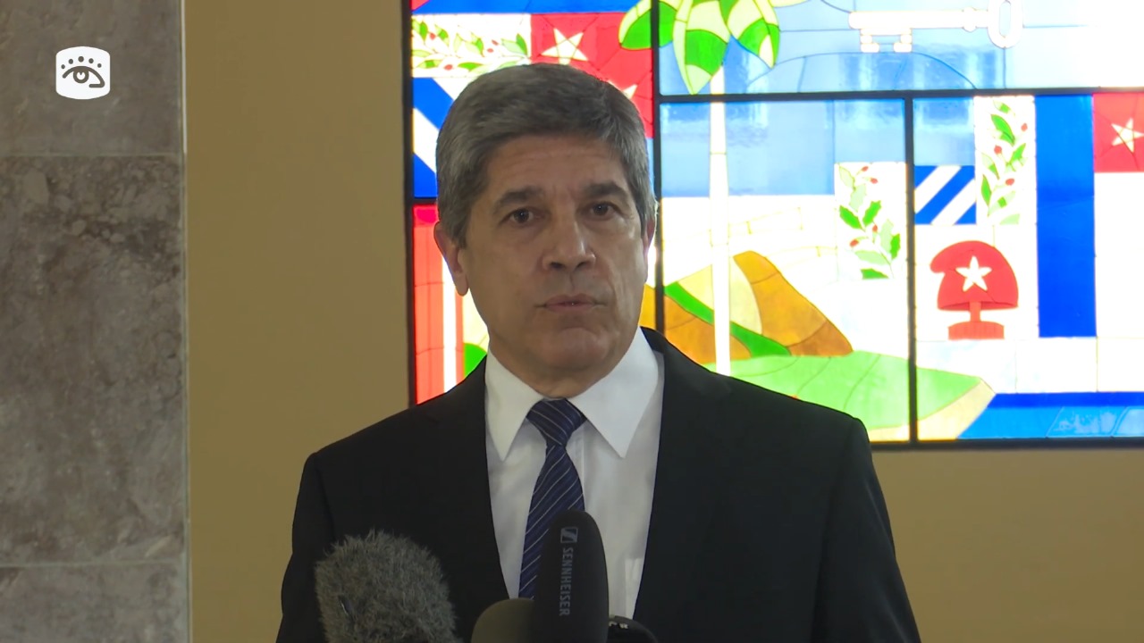 Minrex cubanos con I-220A canciller cubano EEUU ley de ajuste green card