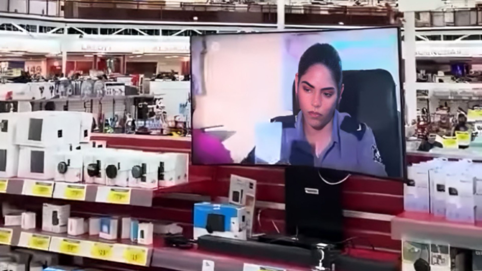 Polémica en Miami 'Tras la huella' aparece en tienda local y desata críticas