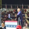 Presión de Trump logra renuncia del director del FBI, Chris Wray