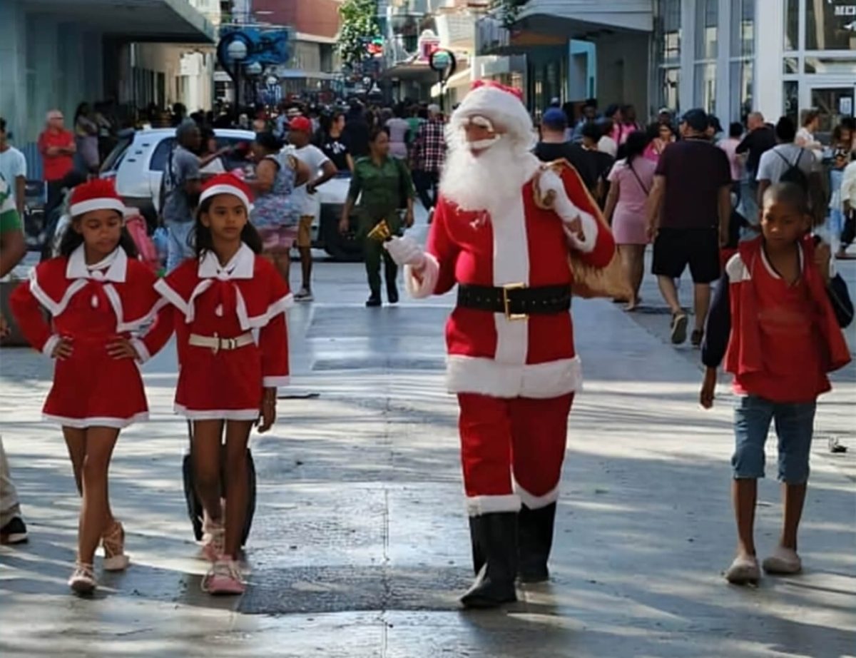 Un Santa Claus pasea por el Boulevard de San Rafael, La Habana