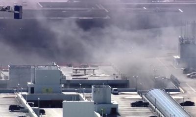 Combaten incendio en un estacionamiento del Aeropuerto Internacional de Miami (1)
