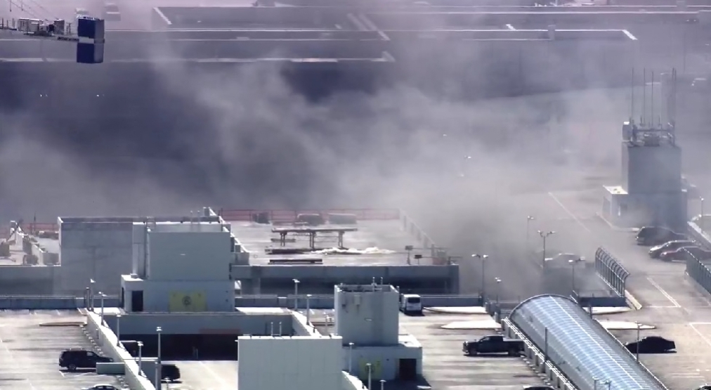 Combaten incendio en un estacionamiento del Aeropuerto Internacional de Miami (1)
