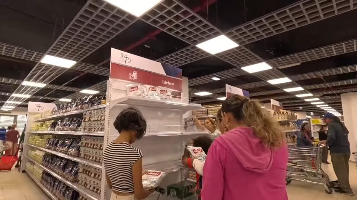 Inauguran supermercado en 3ra y 70 como una lujosa tienda con pago en dólares en efectivo